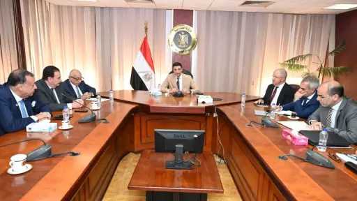 وزير الصناعة يبحث مع اتحاد الصناعات المصرية وممثلي غرفة البترول والتعدين سبل تعظيم الاستفادة من الخامات