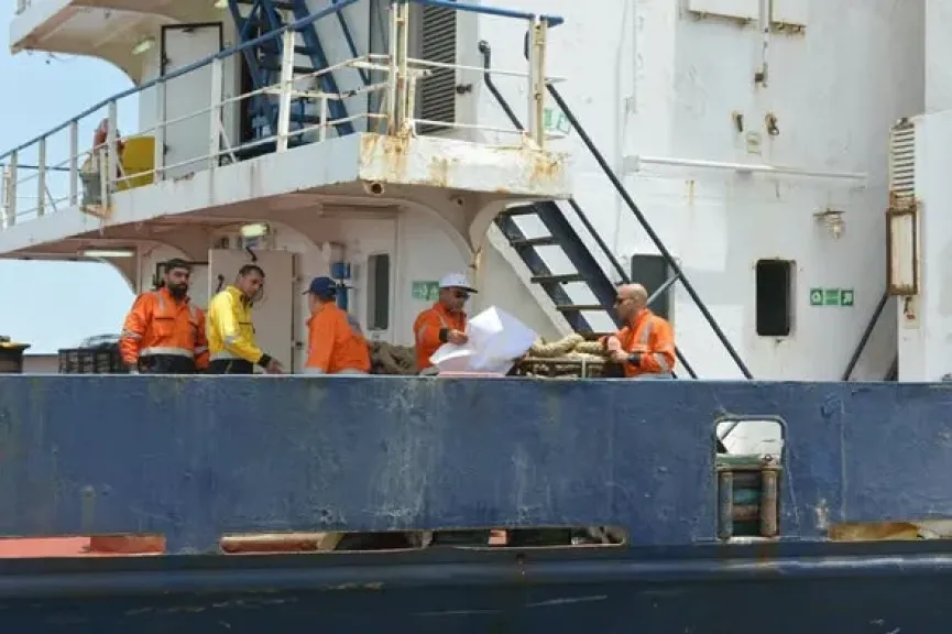 وحدات قناة السويس تنجح في إنقاذ طاقم صال خدمات بحرية تابع لشركة راكين ونقل شحنته بعد اندلاع حريق