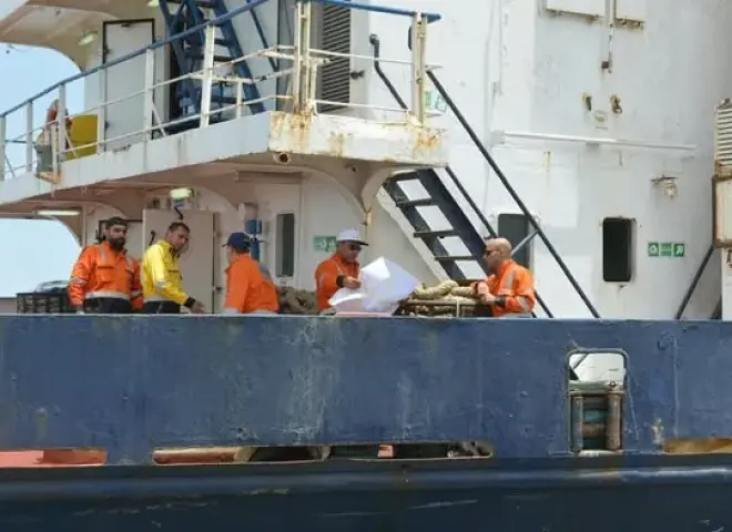 وحدات قناة السويس تنجح في إنقاذ طاقم صال خدمات بحرية تابع لشركة راكين ونقل شحنته بعد اندلاع حريق