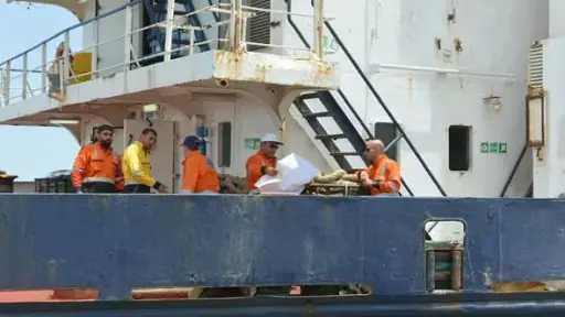 وحدات قناة السويس تنجح في إنقاذ طاقم صال خدمات بحرية تابع لشركة راكين ونقل شحنته بعد اندلاع حريق