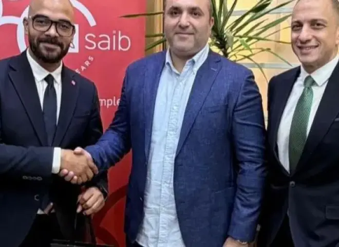 بنك saib يسلم هاتف iPhone 17 للفائز بحملته الترويجية لبطاقاته الائتمانية خلال شهر رمضان