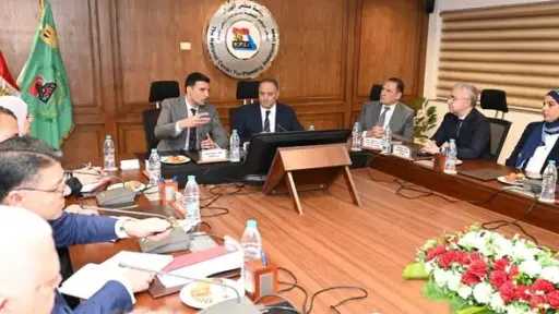 وزير الصناعة يبحث آليات حوكمة منظومة طرح الأراضي الصناعية