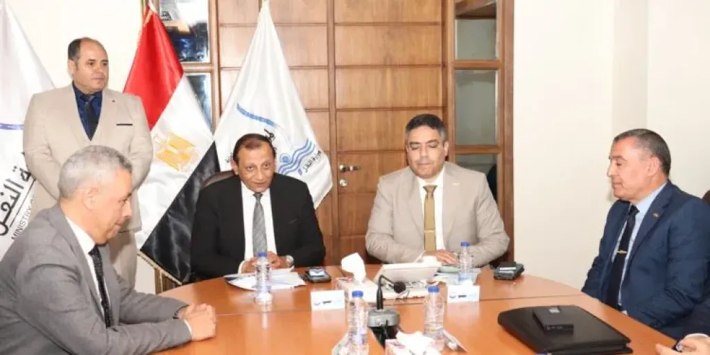 “موانئ البحر الأحمر” توقع عقد توريد 4 قاطرات و3 لنشات مع “التمساح لبناء السفن”