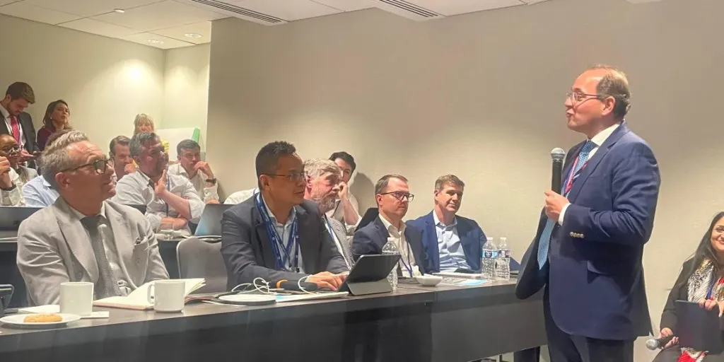 وزير المالية.. فى حوار مفتوح مع عدد من المستثمرين الدوليين نظمه بنك ««RMB بواشنطن