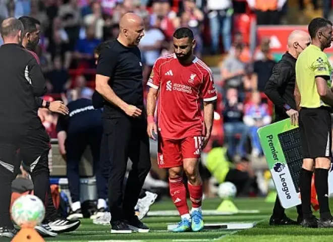 جهاز منتخب مصر يطمئن على محمد صلاح