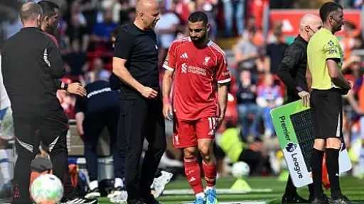 جهاز منتخب مصر يطمئن على محمد صلاح