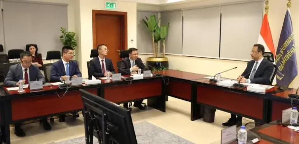 وزير  الاتصالات وتكنولوجيا المعلومات يبحث مع مسئولي شركة هواوي Huawei تعزيز التعاون
