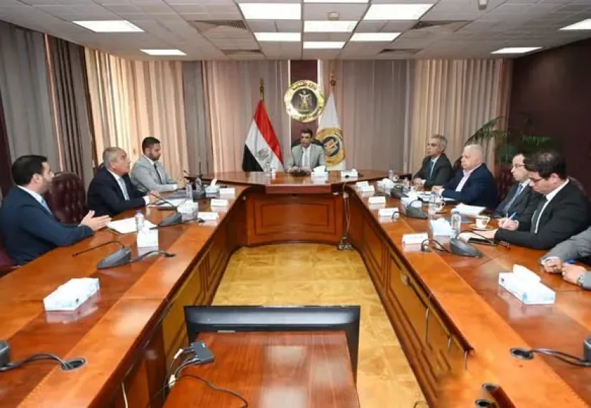 وزير الصناعة يبحث مع شركة ”التوكل الكهربائية – جيلا” خطط التوسع في توطين تكنولوجيا الإضاءة