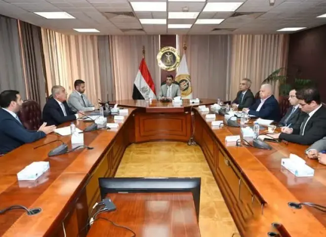 وزير الصناعة يبحث مع شركة ”التوكل الكهربائية – جيلا” خطط التوسع في توطين تكنولوجيا الإضاءة