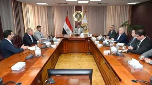 وزير الصناعة يبحث مع شركة ”التوكل الكهربائية – جيلا” خطط التوسع في توطين تكنولوجيا الإضاءة