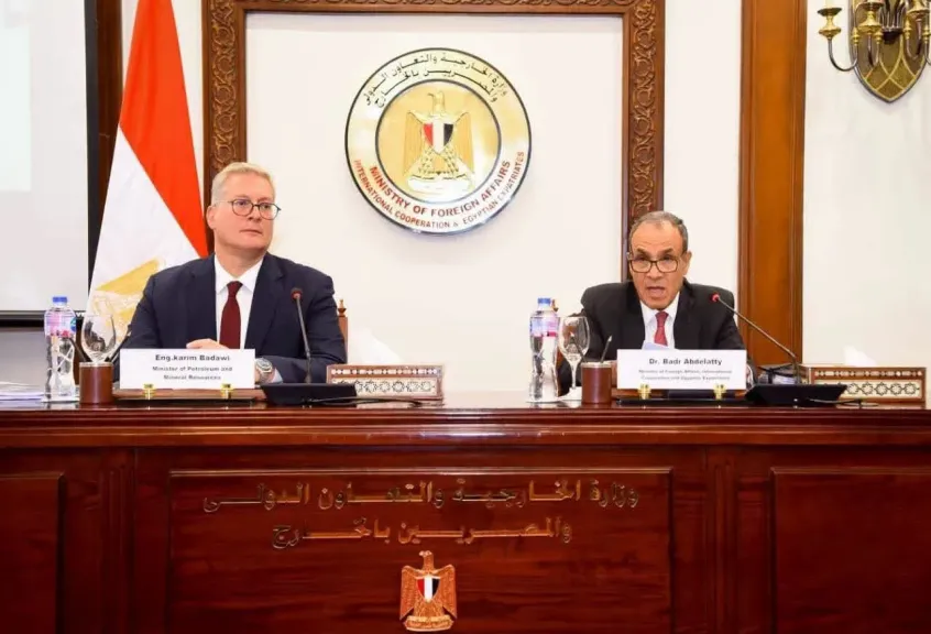 وزيرا الخارجية والبترول يستعرضان فرص الاستثمار في الطاقة والتعدين أمام ممثلي السفارات الأجنبية