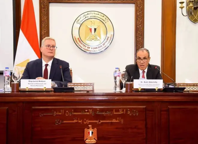 وزيرا الخارجية والبترول يستعرضان فرص الاستثمار في الطاقة والتعدين أمام ممثلي السفارات الأجنبية