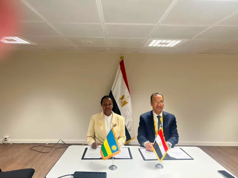وزير الاتصالات وتكنولوجيا المعلومات يوقع مع نظيرته الرواندية مذكرة تفاهم لتعزيز التعاون في الذكاء الاصطناعي