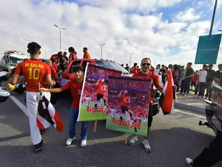 طائرة منتخب مصر تصل إلى مطار العلمين وسط استقبال جماهيري حاشد