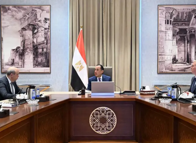 رئيس الوزراء يتابع عددًا من ملفات العمل المشتركة بين وزارتي الطيران المدني والبترول