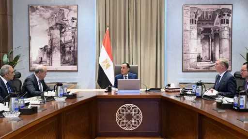 رئيس الوزراء يتابع عددًا من ملفات العمل المشتركة بين وزارتي الطيران المدني والبترول