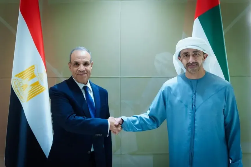 وزير الخارجية يلتقي نظيره الإماراتي في أبو ظبي لبحث تعزيز العلاقات الثنائية ومتابعة مستجدات الأوضاع الإقليمية