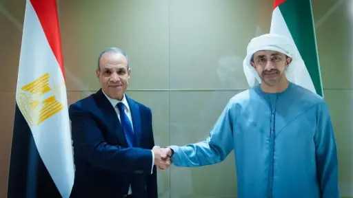 وزير الخارجية يلتقي نظيره الإماراتي في أبو ظبي لبحث تعزيز العلاقات الثنائية ومتابعة مستجدات الأوضاع الإقليمية