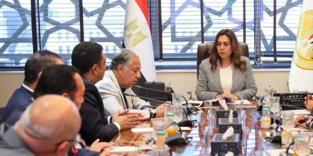 “البيئة” تبحث مع “الصناعات الكيماوية” استخدام الحمأة كوقود في مصانع الأسمنت
