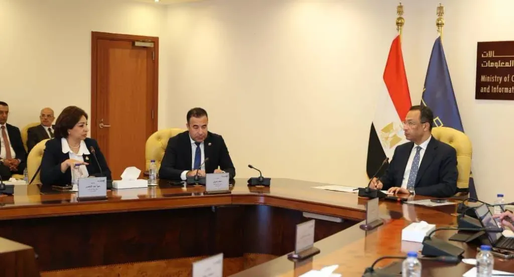 وزير الاتصالات وتكنولوجيا المعلومات يستعرض الإجراءات التنظيمية الأخيرة بشأن خطوط المحمول