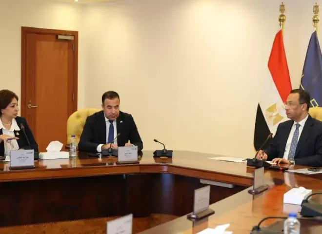 وزير الاتصالات وتكنولوجيا المعلومات يستعرض الإجراءات التنظيمية الأخيرة بشأن خطوط المحمول