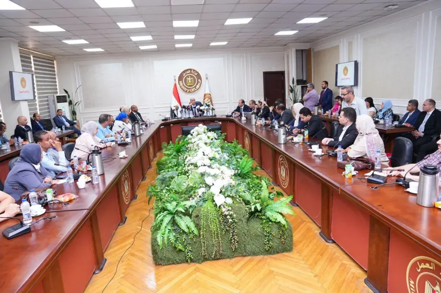 وزير العمل يطلق ”القواعد العامة للائحة تنظيم العمل” بشركات القطاع الخاص