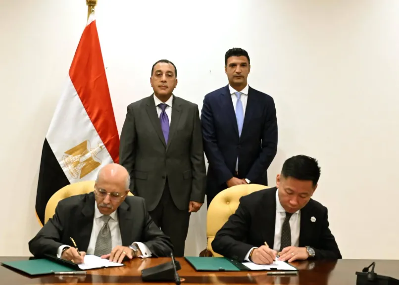 رئيس الوزراء يشهد مراسم توقيع عقد إنشاء مصنع لإنتاج البطاريات الكهربائية بمختلف أنواعها