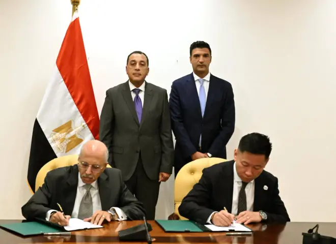 رئيس الوزراء يشهد مراسم توقيع عقد إنشاء مصنع لإنتاج البطاريات الكهربائية بمختلف أنواعها