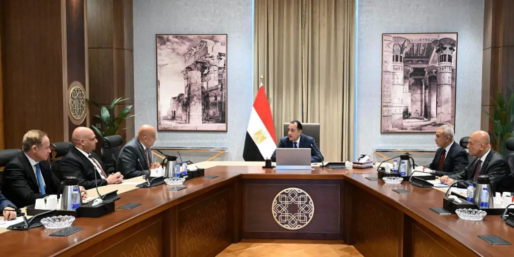 رئيس الوزراء يتابع مع مسئولي شركة ”أكوا ” مستجدات التعاون في مشروعات تحلية مياه البحر