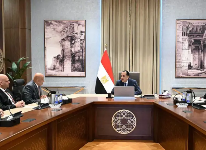 رئيس الوزراء يتابع مع مسئولي شركة ”أكوا ” مستجدات التعاون في مشروعات تحلية مياه البحر