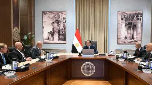 رئيس الوزراء يتابع مع مسئولي شركة ”أكوا ” مستجدات التعاون في مشروعات تحلية مياه البحر