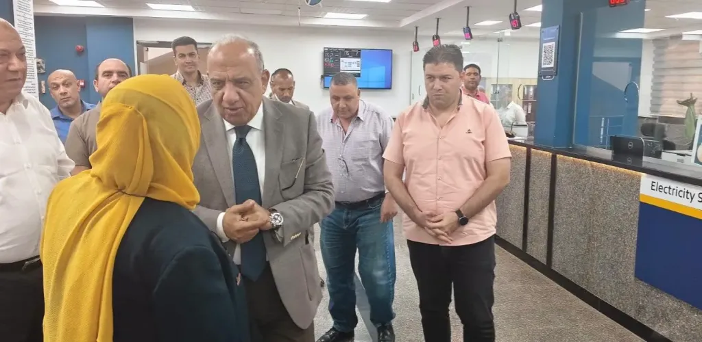 وزير الكهرباء والطاقة المتجددة يتفقد إدارة شبكات كهرباء مدينة الشروق