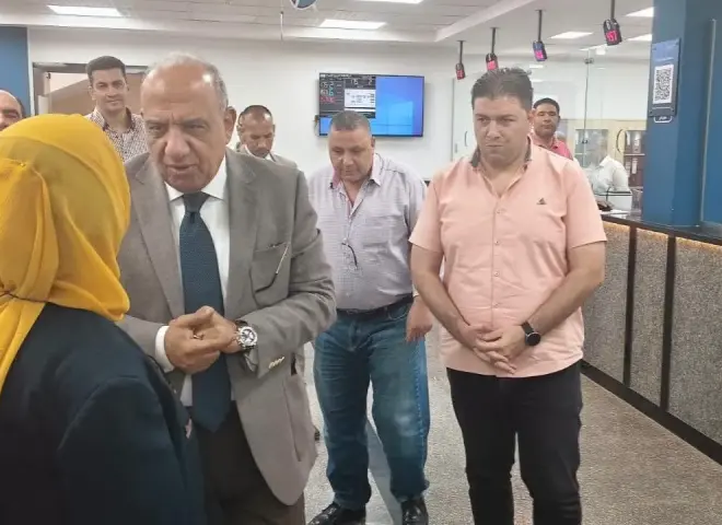 وزير الكهرباء والطاقة المتجددة يتفقد إدارة شبكات كهرباء مدينة الشروق
