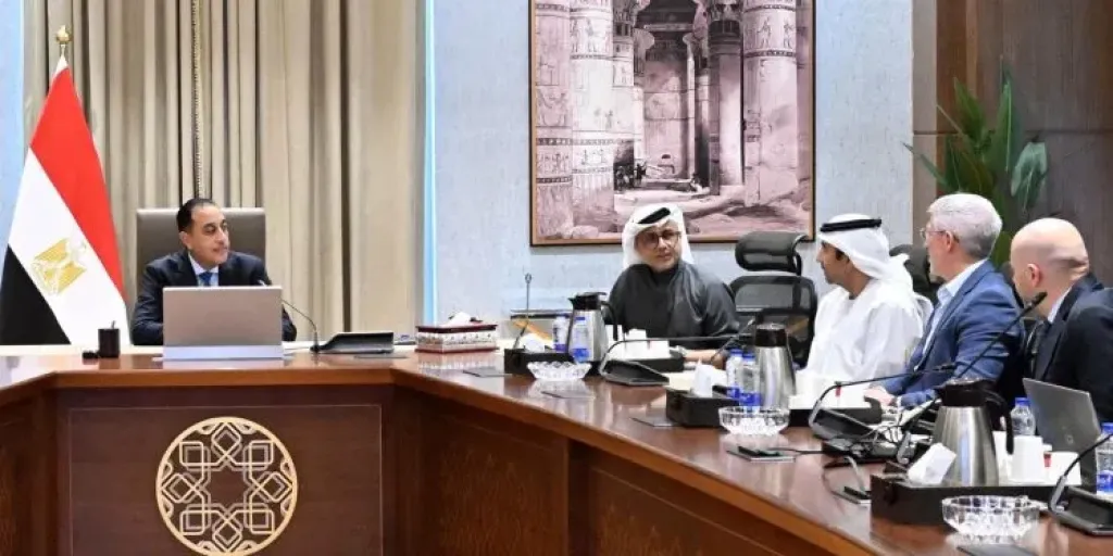 رئيس الوزراء يتابع تنفيذ مشروعات رأس الحكمة لتعزيز الاستثمارات والتنمية العمرانية بالساحل الشمالي